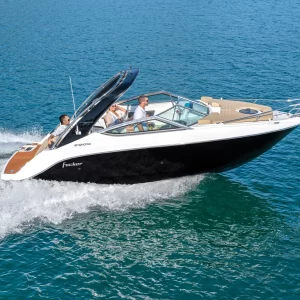 Lancha Focker 242 GTC navegando no mar