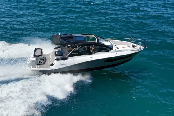 Lancha Focker 370 GTX em navegação