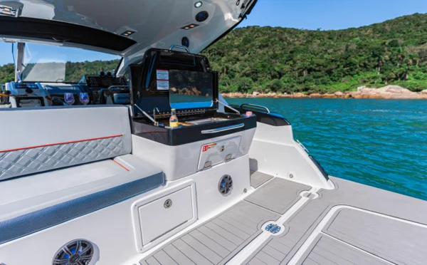 plataforma de popa da Focker 366 GTS com espaço gourmet e churrasqueira