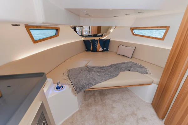 cabine da Focker 366 GTS, com cama, armário de apoio, banheiro fechado e cama de meia nau